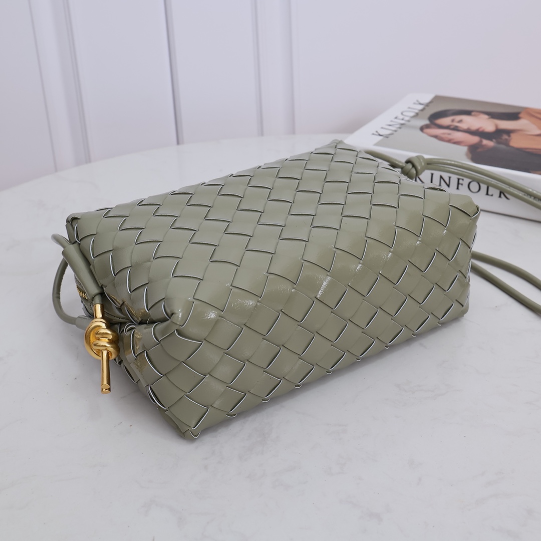 Bottega Veneta Style Green Leather Bag style reference detail image 4 from source 771829