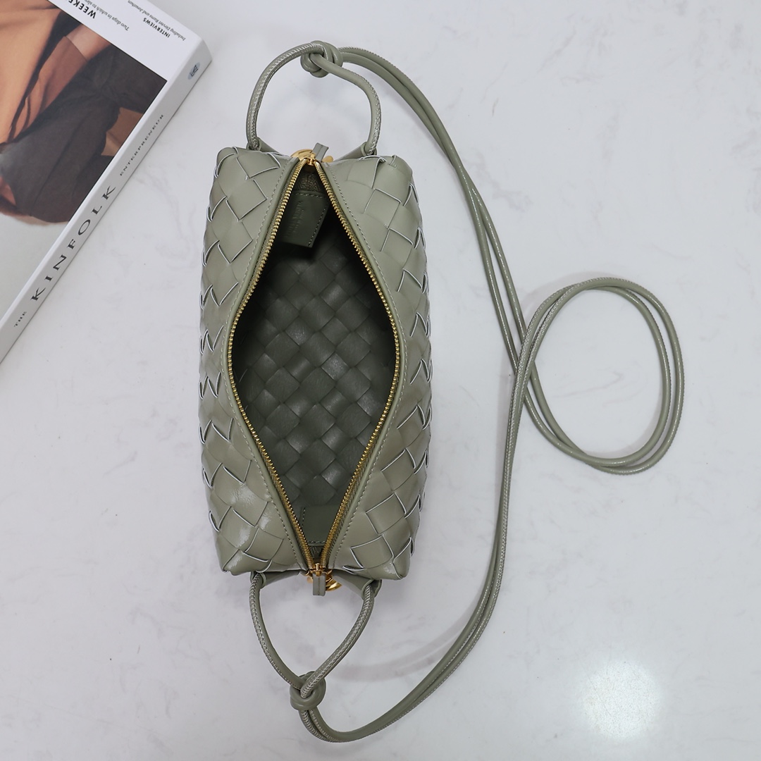 Bottega Veneta Style Green Leather Bag style reference detail image 5 from source 771829