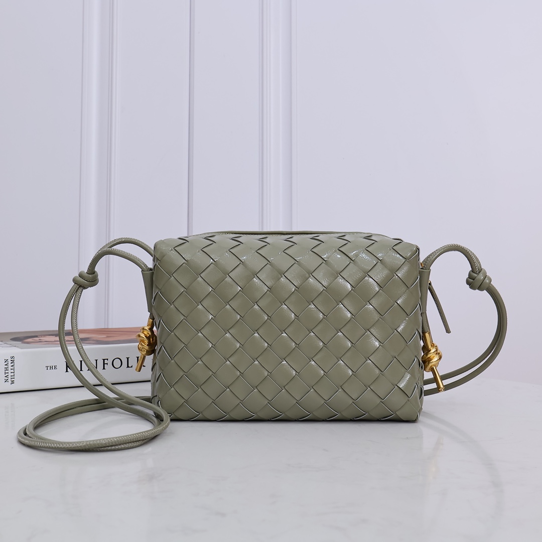 Bottega Veneta Style Green Leather Bag style reference detail image 1 from source 771829