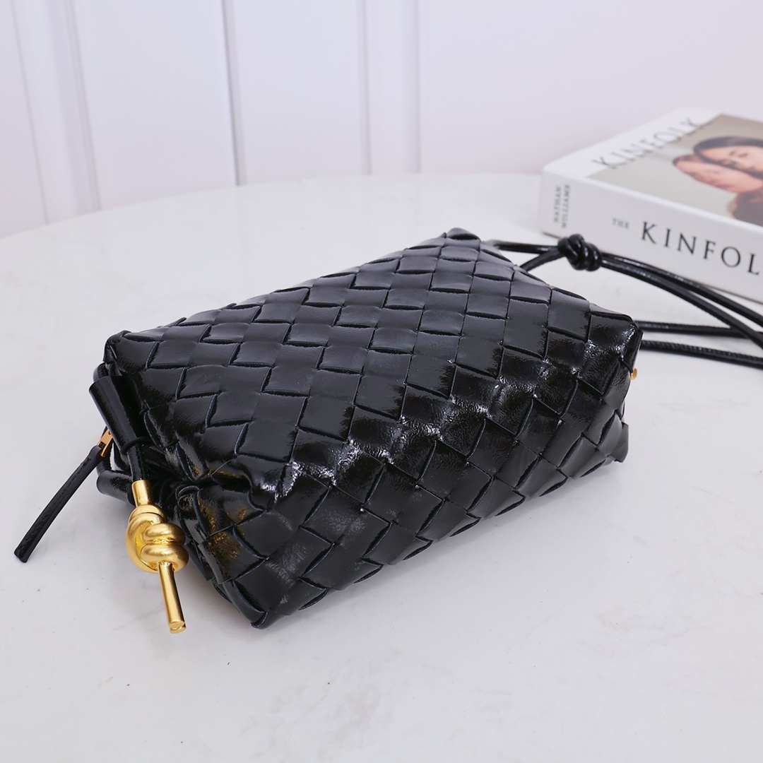 Bottega Veneta Style Black Leather Bag style reference detail image 4 from source 771838