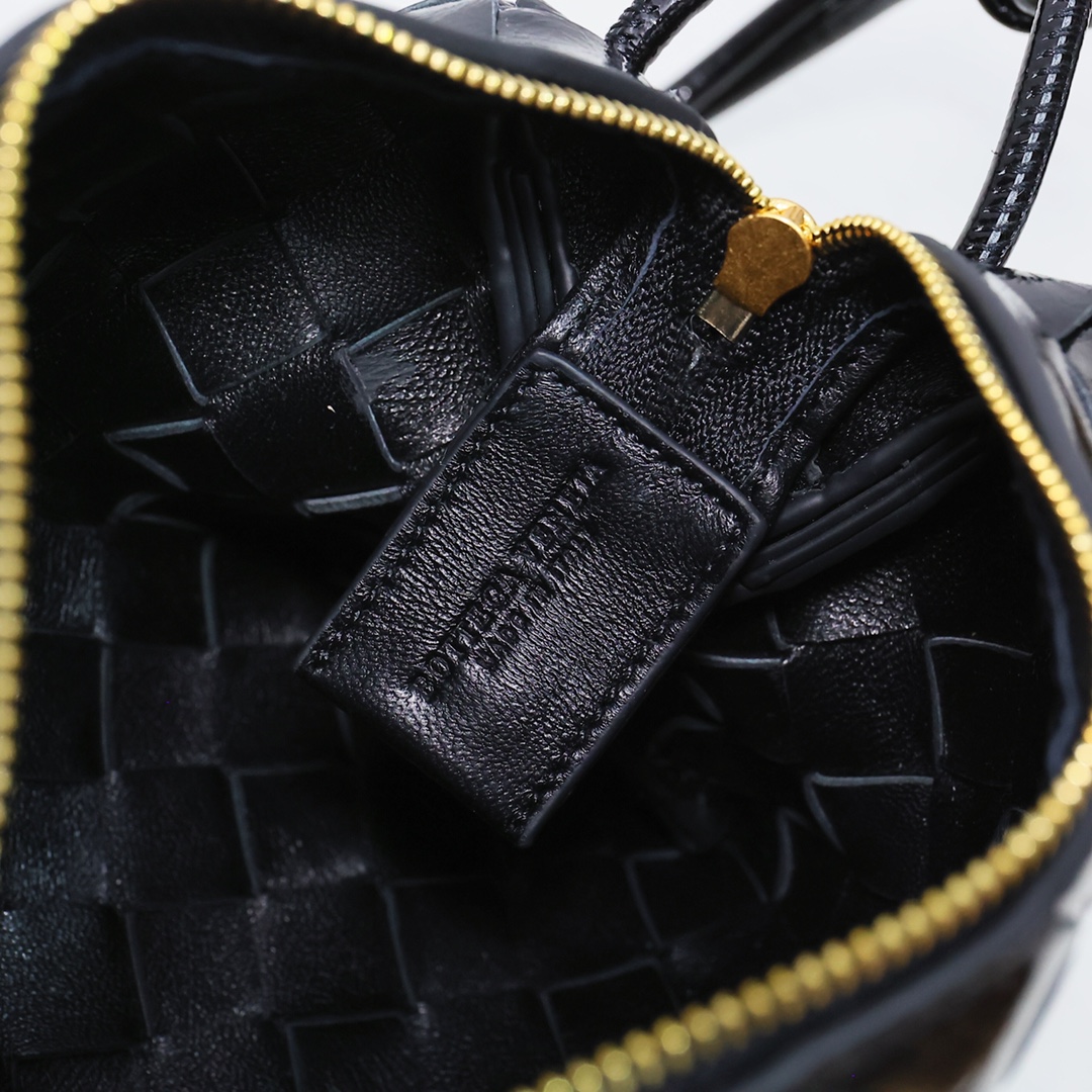 Bottega Veneta Style Black Leather Bag style reference detail image 6 from source 771838