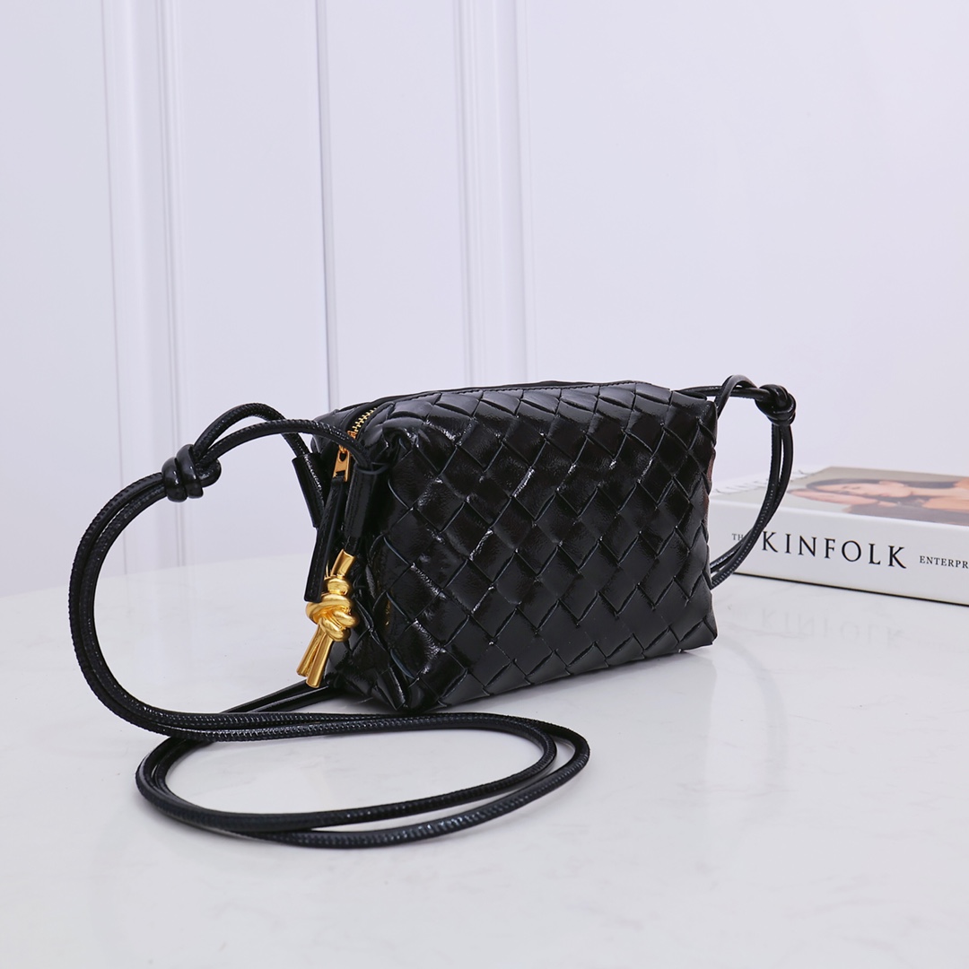 Bottega Veneta Style Black Leather Bag style reference detail image 2 from source 771838