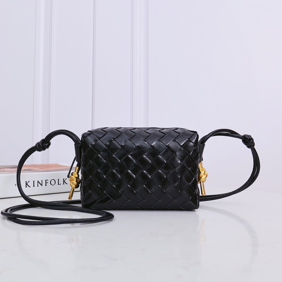 Bottega Veneta Style Black Leather Bag style reference detail image 1 from source 771838