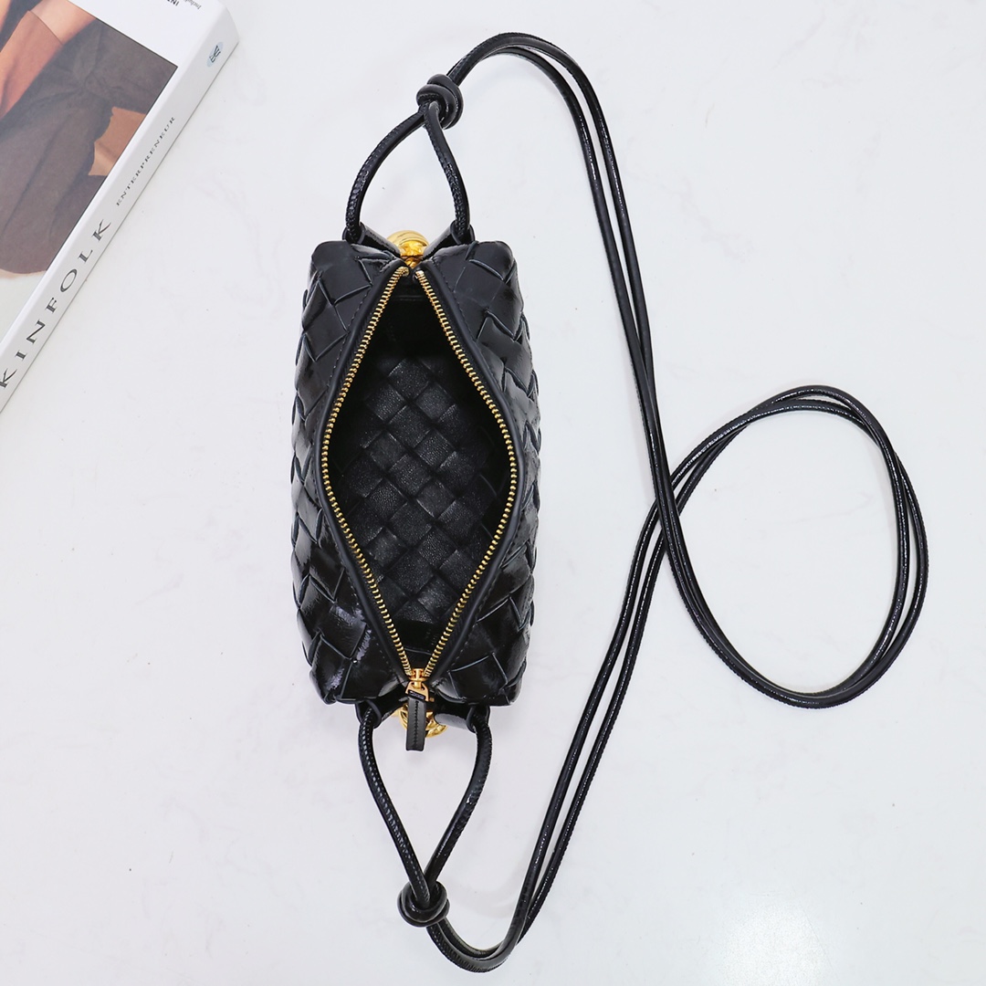 Bottega Veneta Style Black Leather Bag style reference detail image 5 from source 771838