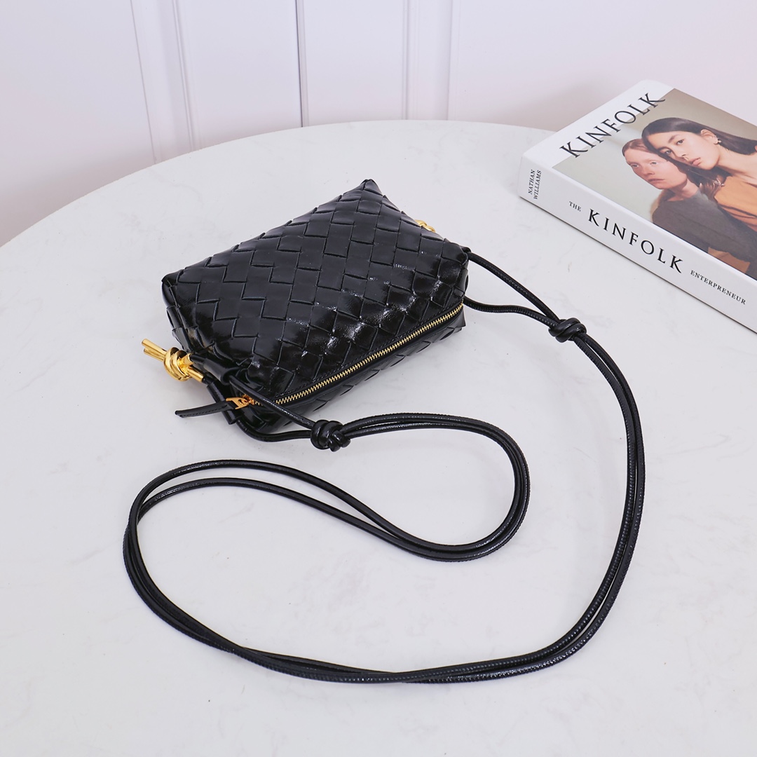 Bottega Veneta Style Black Leather Bag style reference detail image 3 from source 771838