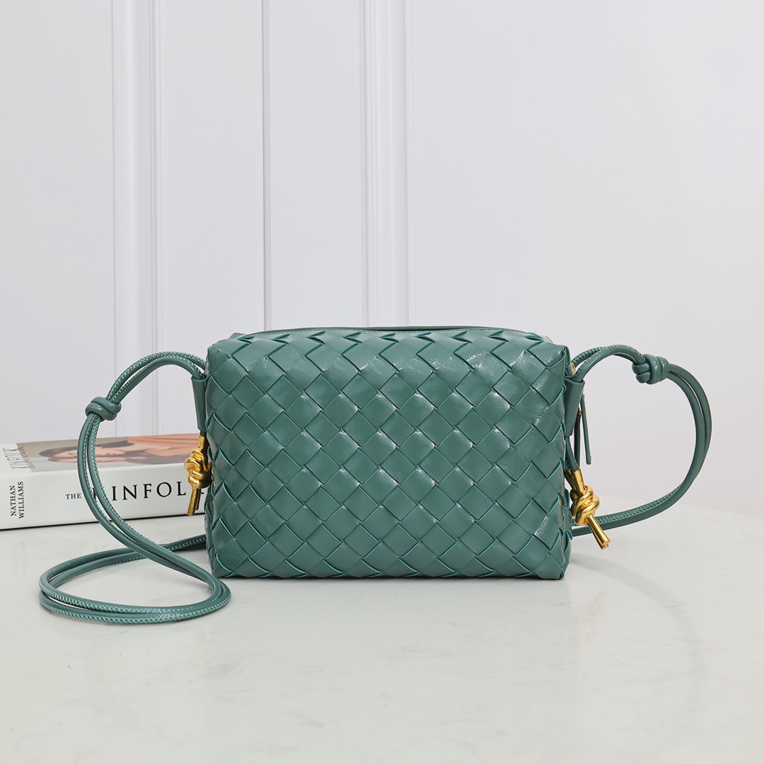 Bottega Veneta Style Green Leather Bag style reference detail image 1 from source 771830