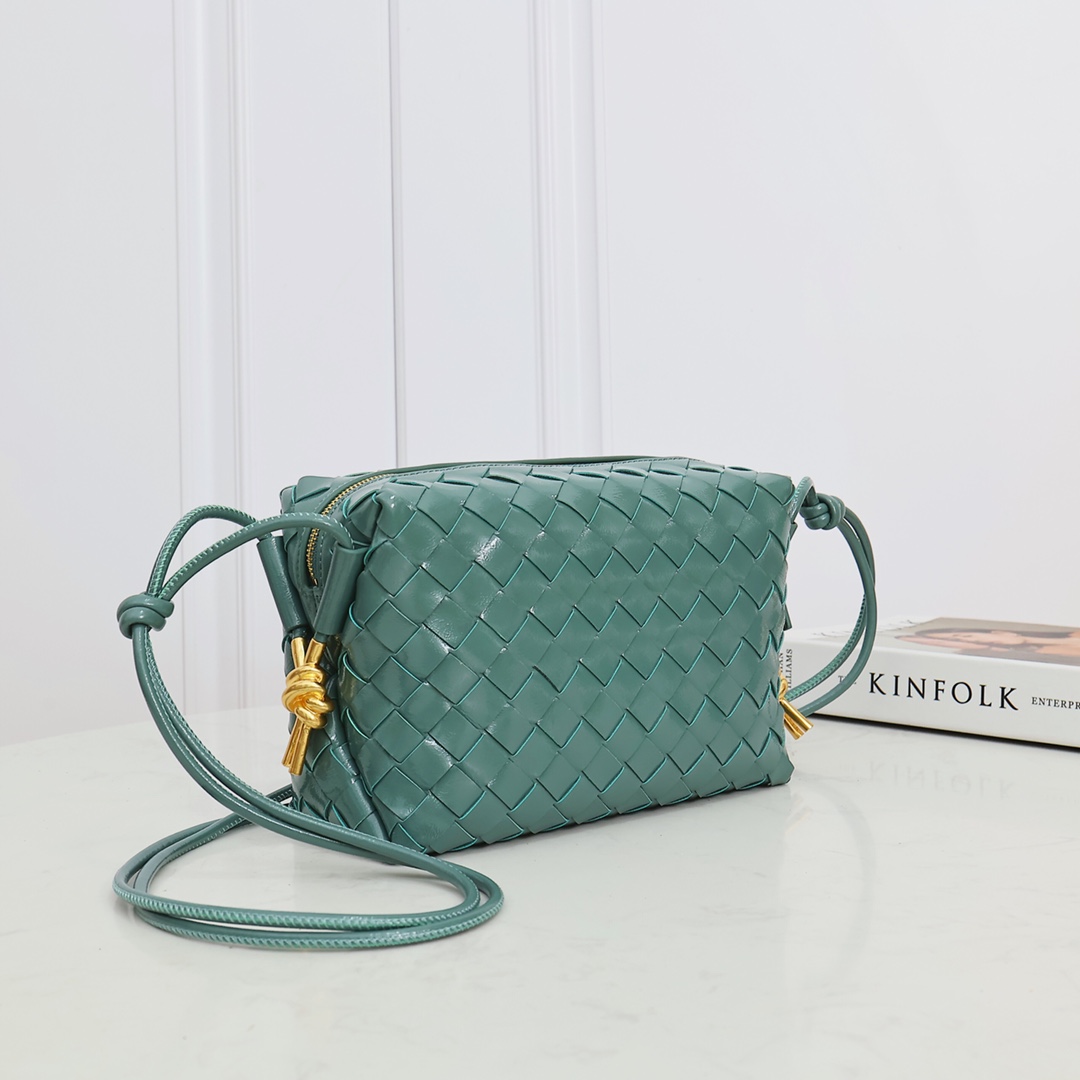 Bottega Veneta Style Green Leather Bag style reference detail image 2 from source 771830