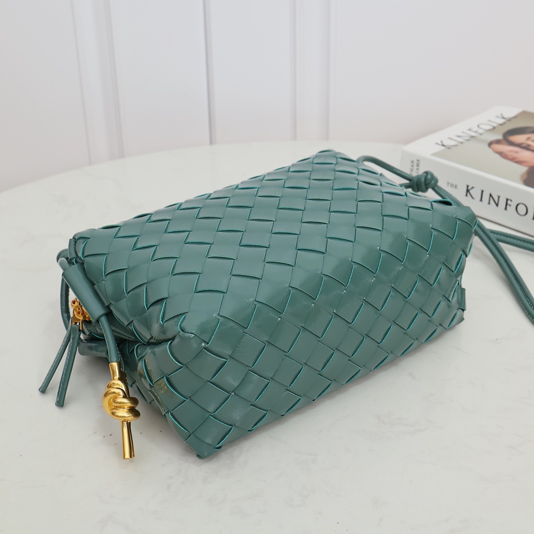 Bottega Veneta Style Green Leather Bag style reference detail image 4 from source 771830