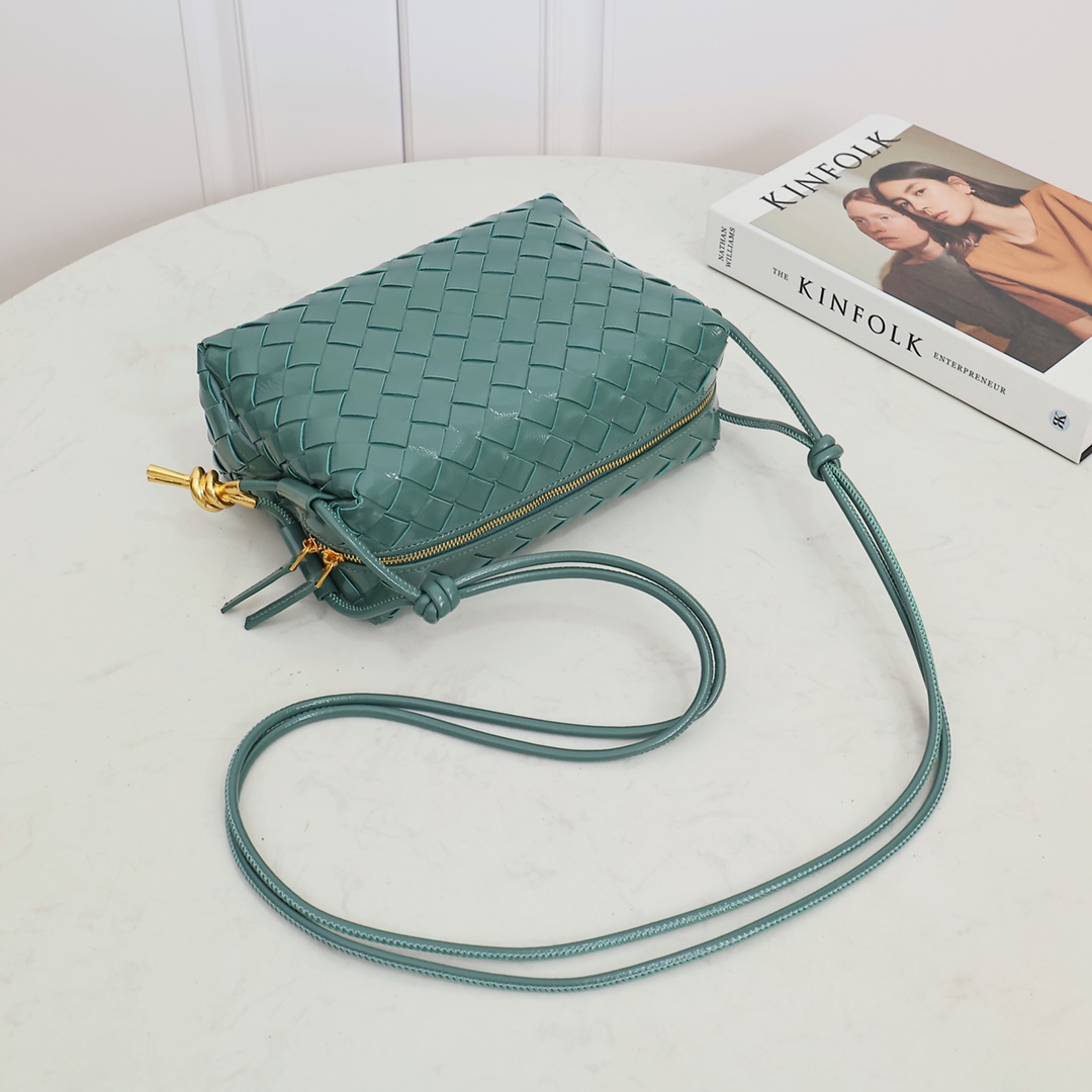 Bottega Veneta Style Green Leather Bag style reference detail image 3 from source 771830