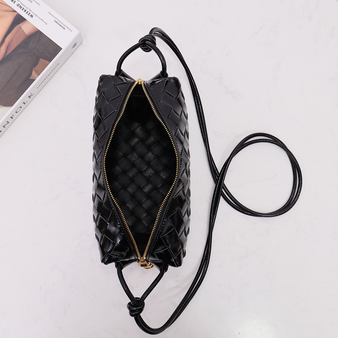 Bottega Veneta Style Black Leather Bag style reference detail image 5 from source 771831