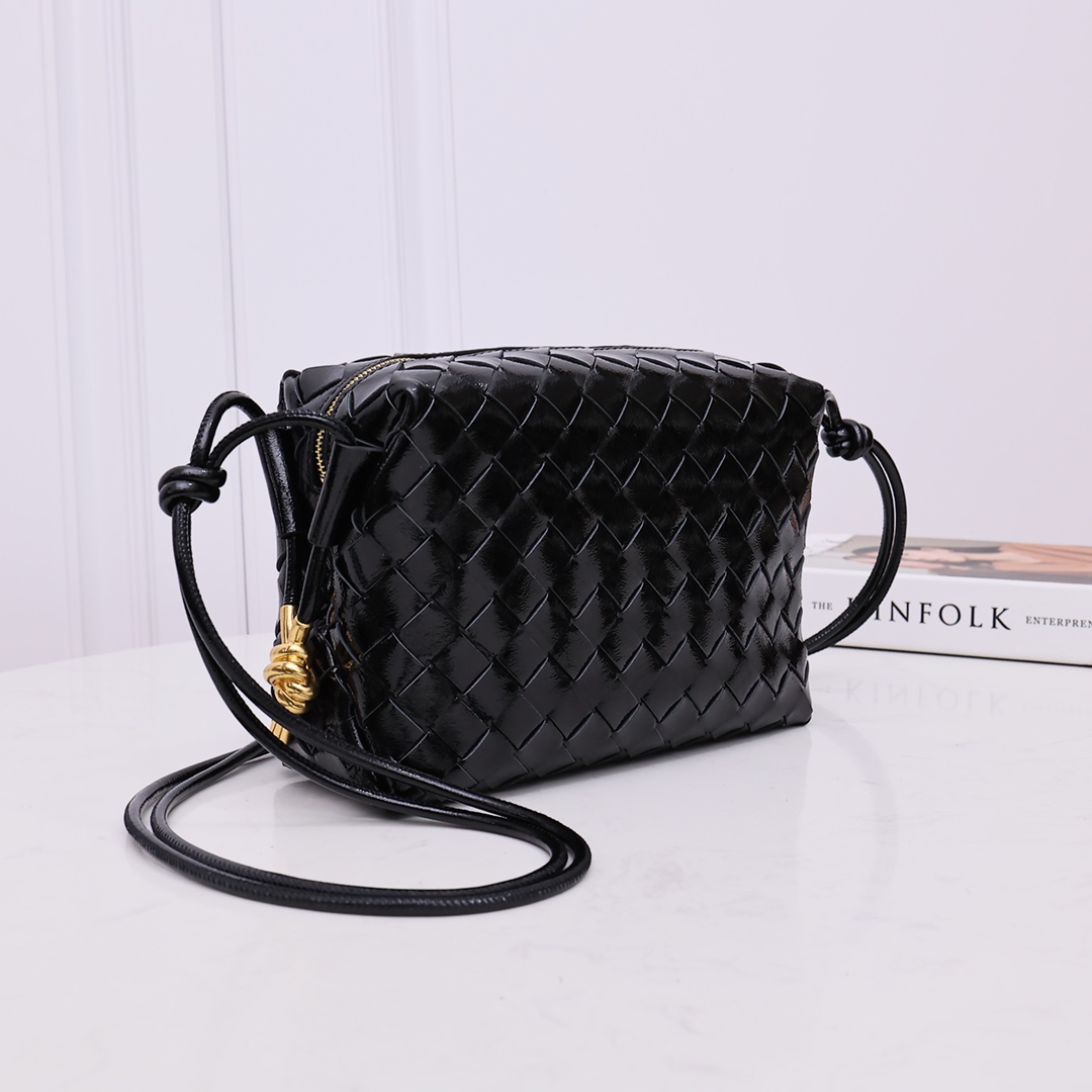 Bottega Veneta Style Black Leather Bag style reference detail image 2 from source 771831