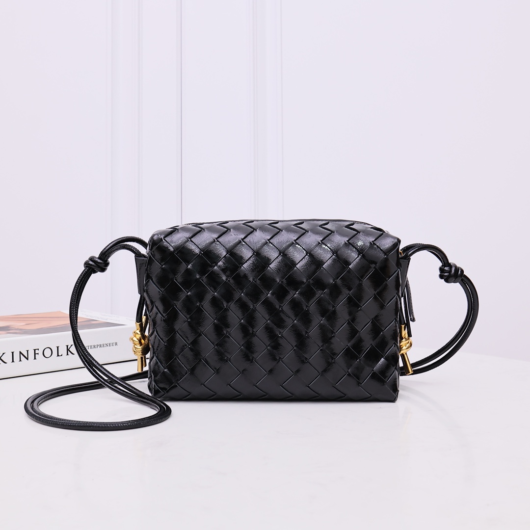 Bottega Veneta Style Black Leather Bag style reference detail image 1 from source 771831