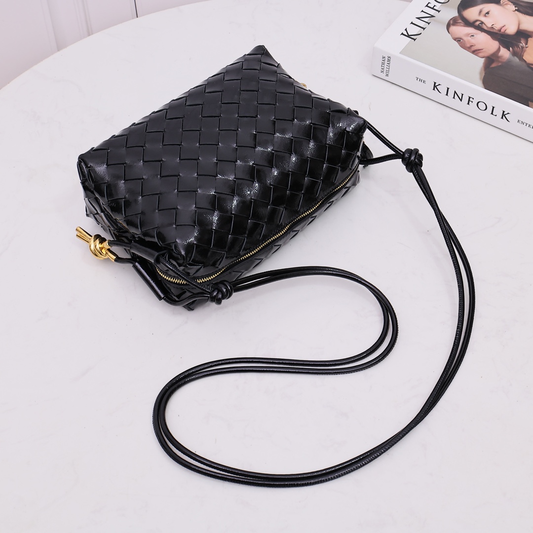 Bottega Veneta Style Black Leather Bag style reference detail image 3 from source 771831