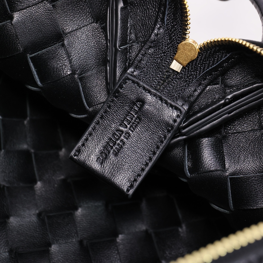 Bottega Veneta Style Black Leather Bag style reference detail image 6 from source 771831