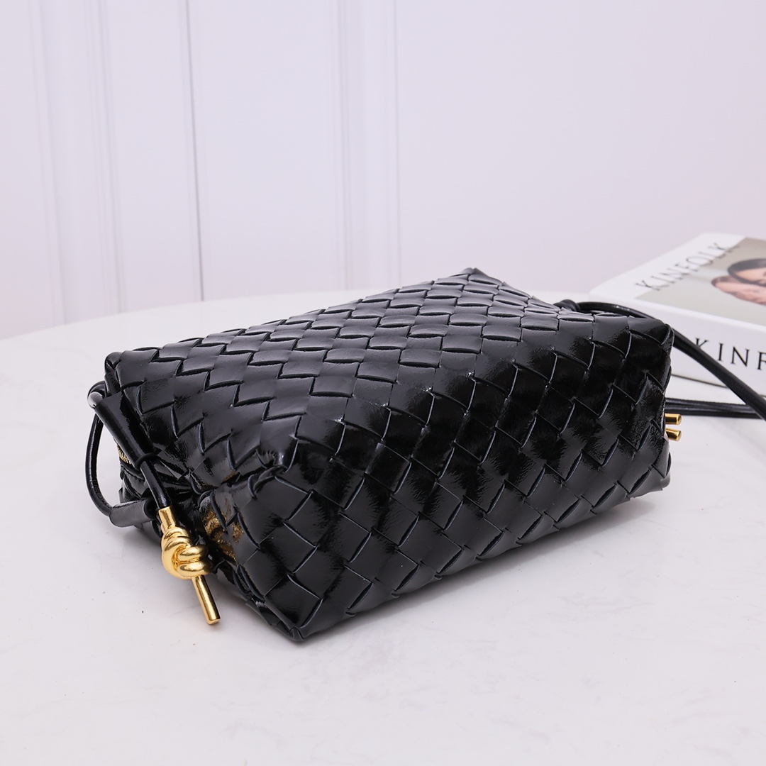 Bottega Veneta Style Black Leather Bag style reference detail image 4 from source 771831
