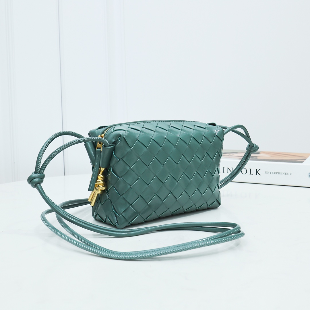 Bottega Veneta Style Green Leather Bag style reference detail image 2 from source 771839