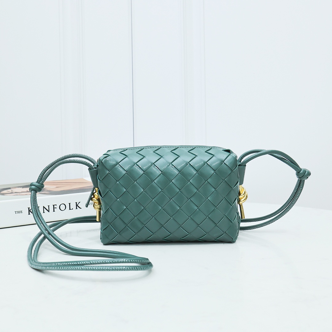 Bottega Veneta Style Green Leather Bag style reference detail image 1 from source 771839