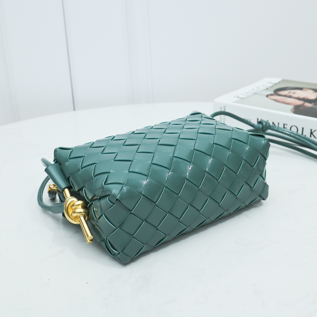 Bottega Veneta Style Green Leather Bag style reference detail image 4 from source 771839