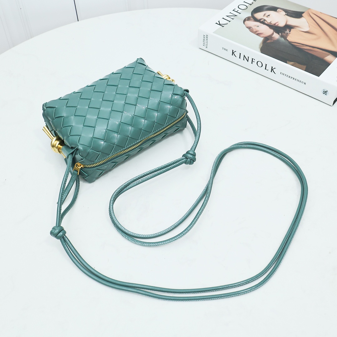 Bottega Veneta Style Green Leather Bag style reference detail image 3 from source 771839