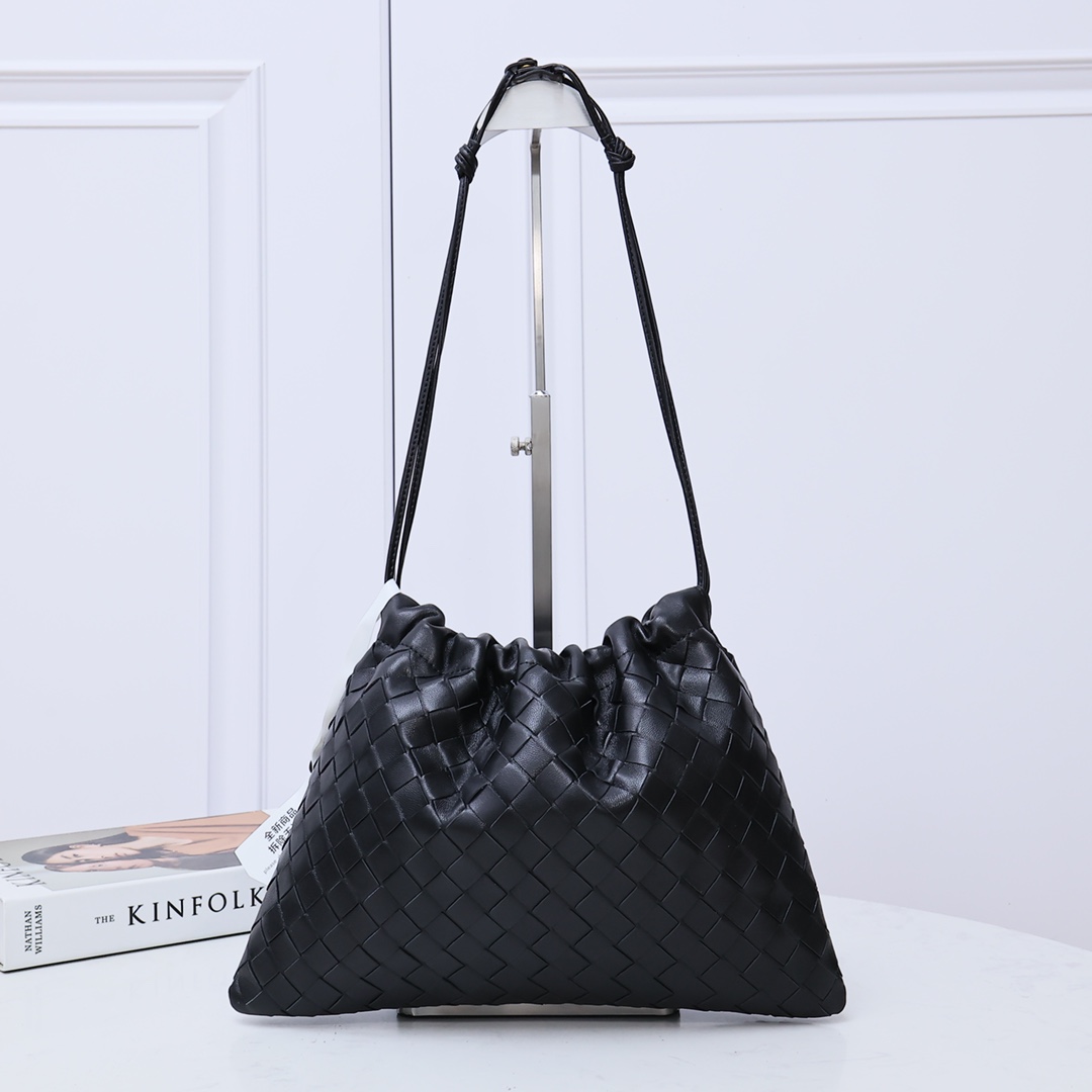 Bottega Veneta Style Black Nylon Shoulder Bag style reference detail image 1 from source 771776