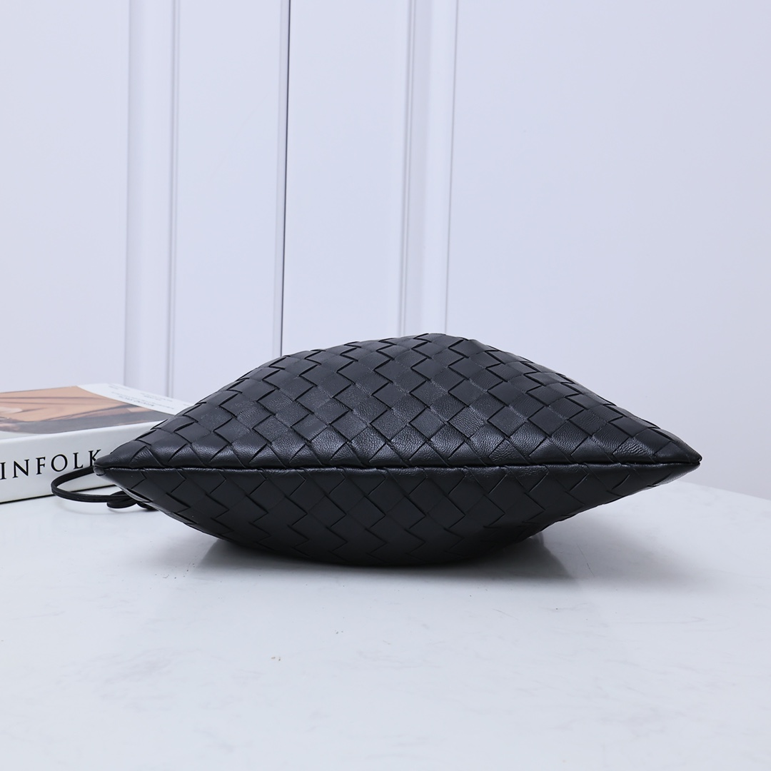 Bottega Veneta Style Black Nylon Shoulder Bag style reference detail image 3 from source 771776