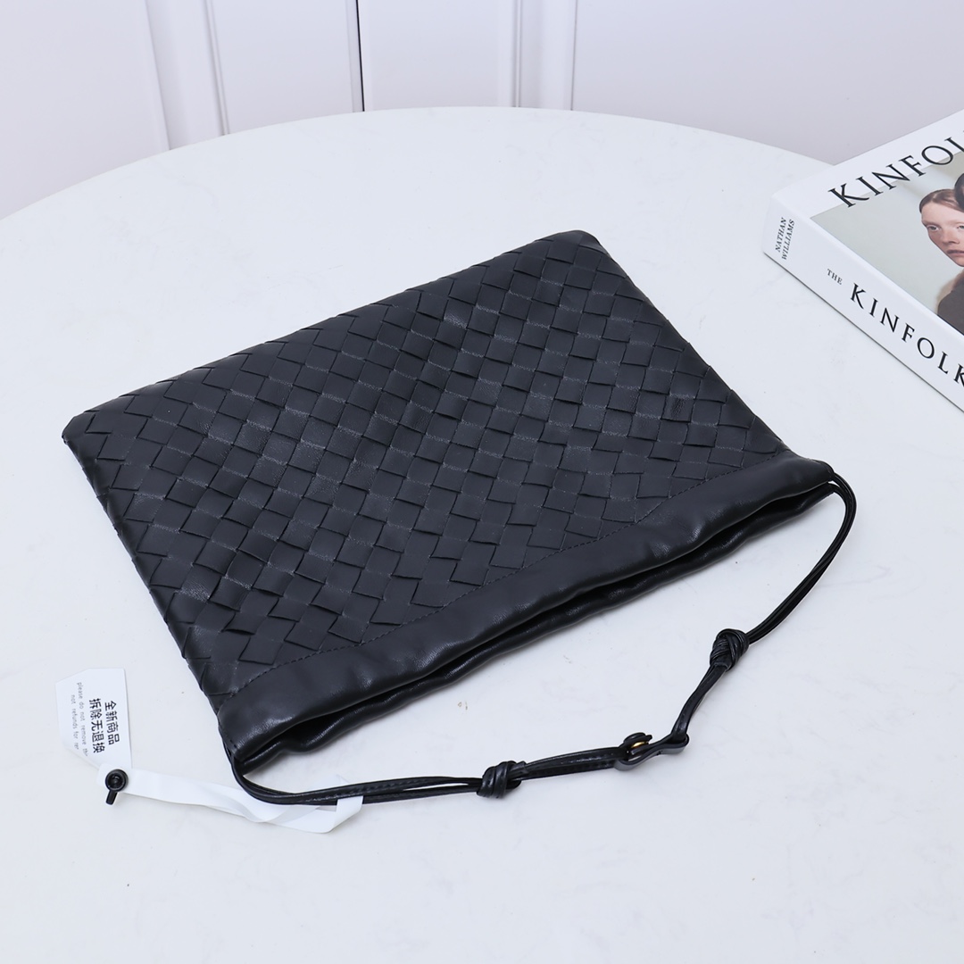 Bottega Veneta Style Black Nylon Shoulder Bag style reference detail image 4 from source 771776
