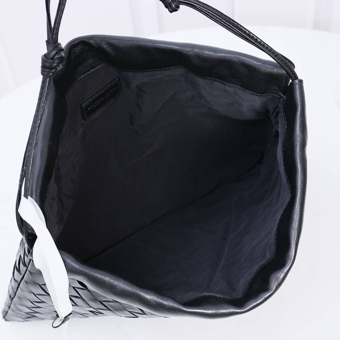 Bottega Veneta Style Black Nylon Shoulder Bag style reference detail image 5 from source 771776