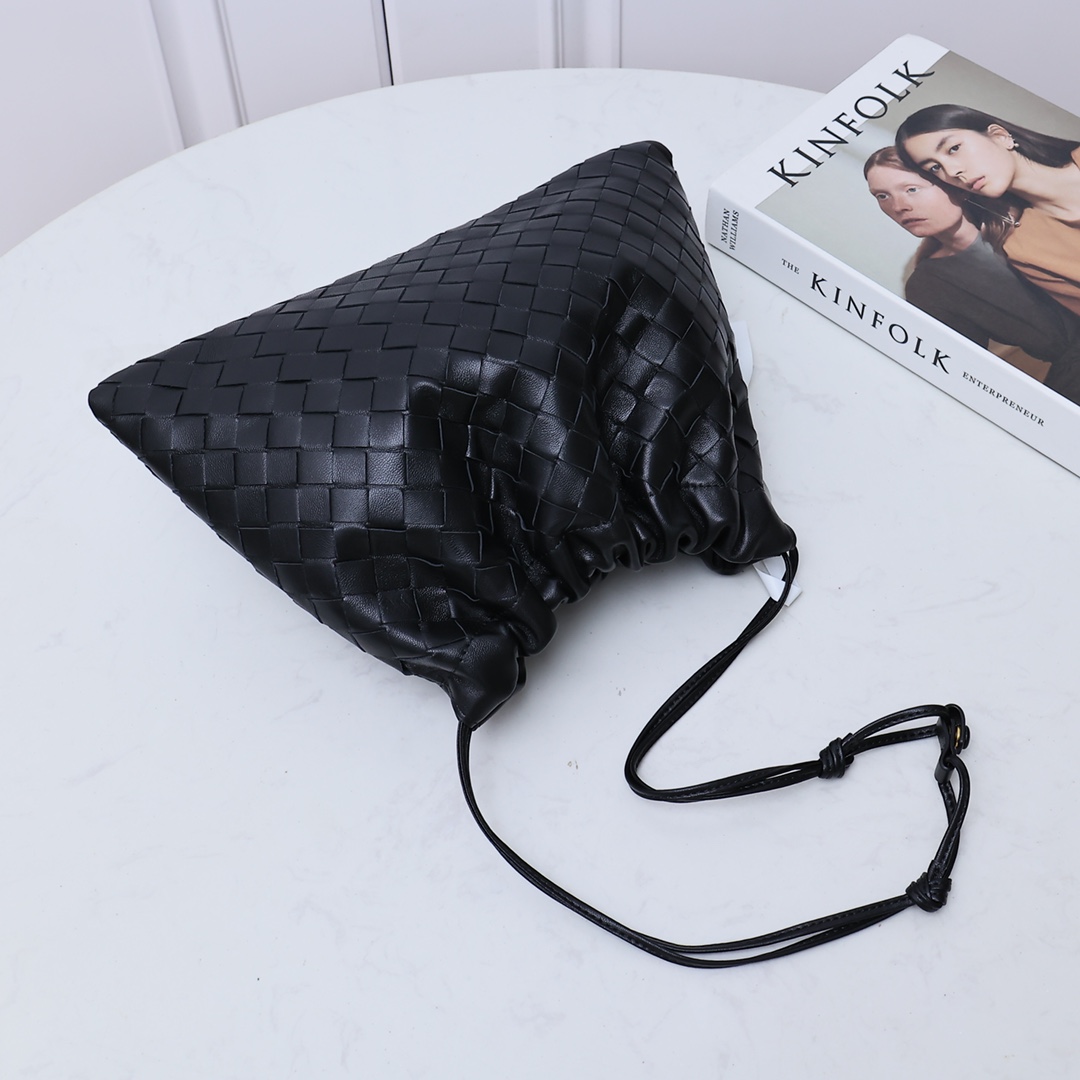 Bottega Veneta Style Black Nylon Shoulder Bag style reference detail image 2 from source 771776