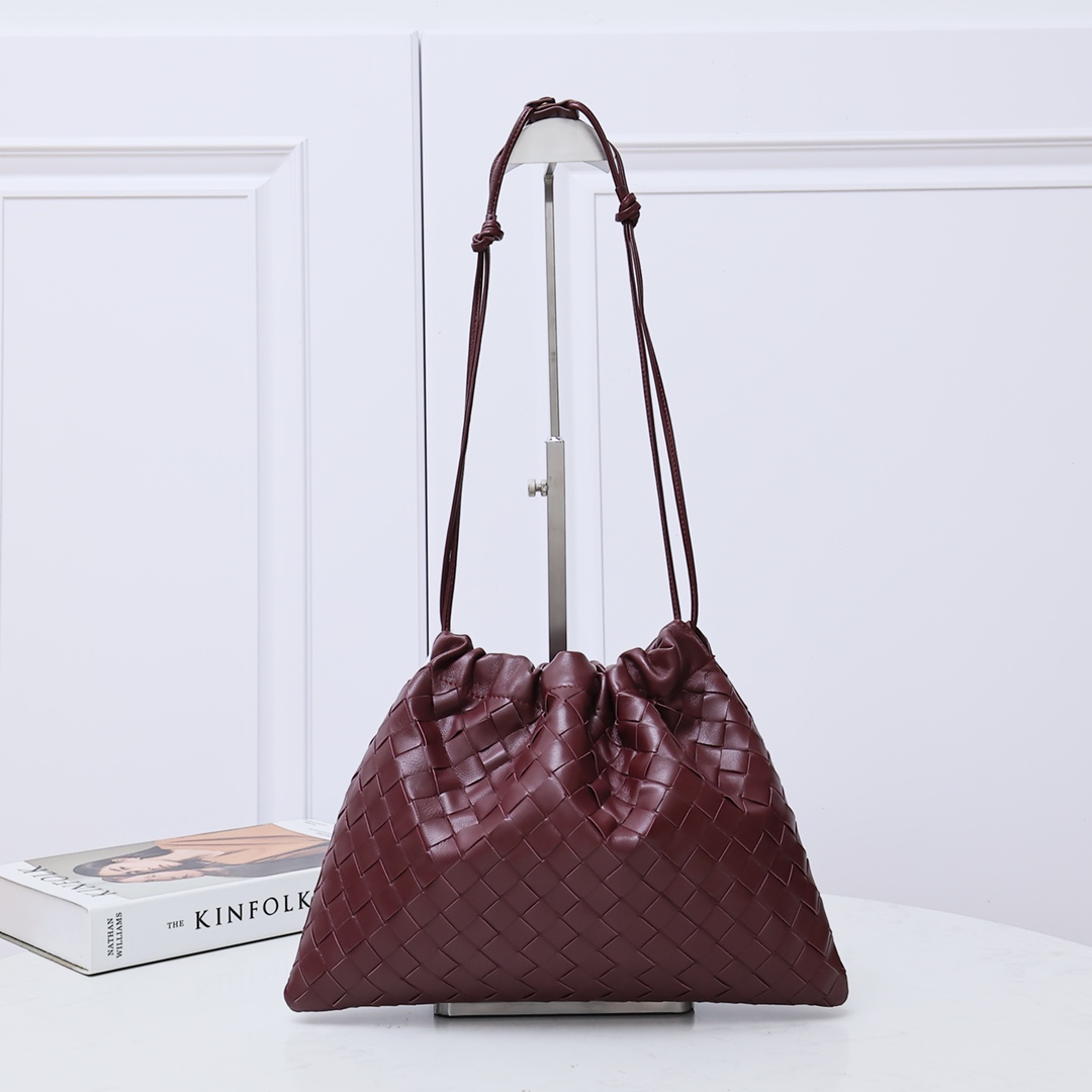 Bottega Veneta Style Red Nylon Shoulder Bag style reference detail image 1 from source 771777