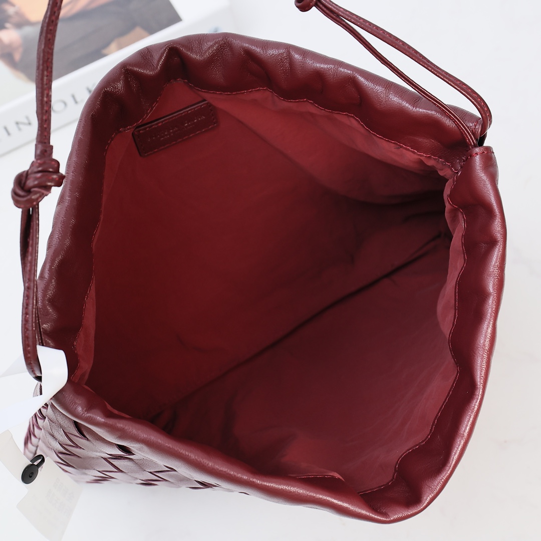 Bottega Veneta Style Red Nylon Shoulder Bag style reference detail image 5 from source 771777