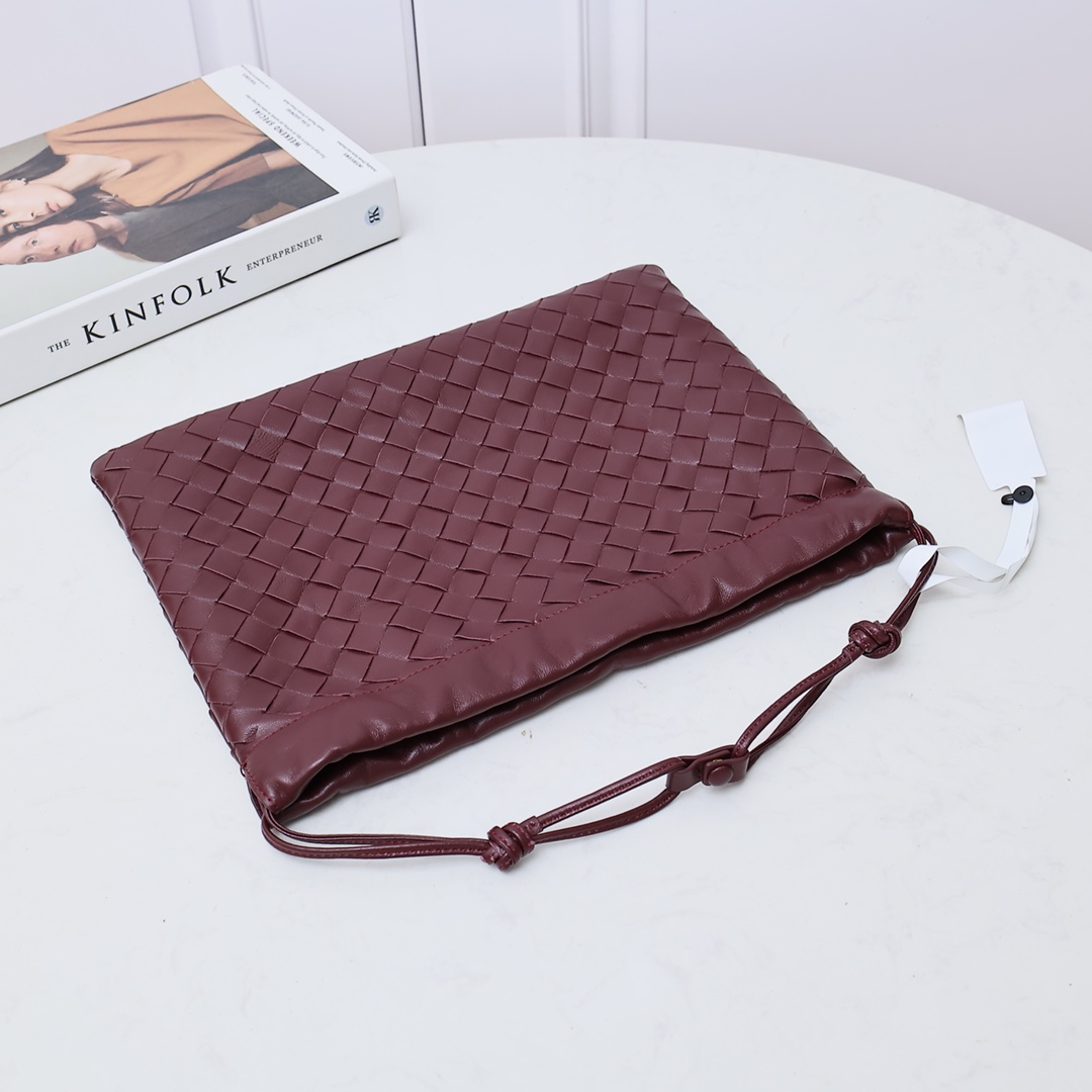 Bottega Veneta Style Red Nylon Shoulder Bag style reference detail image 4 from source 771777