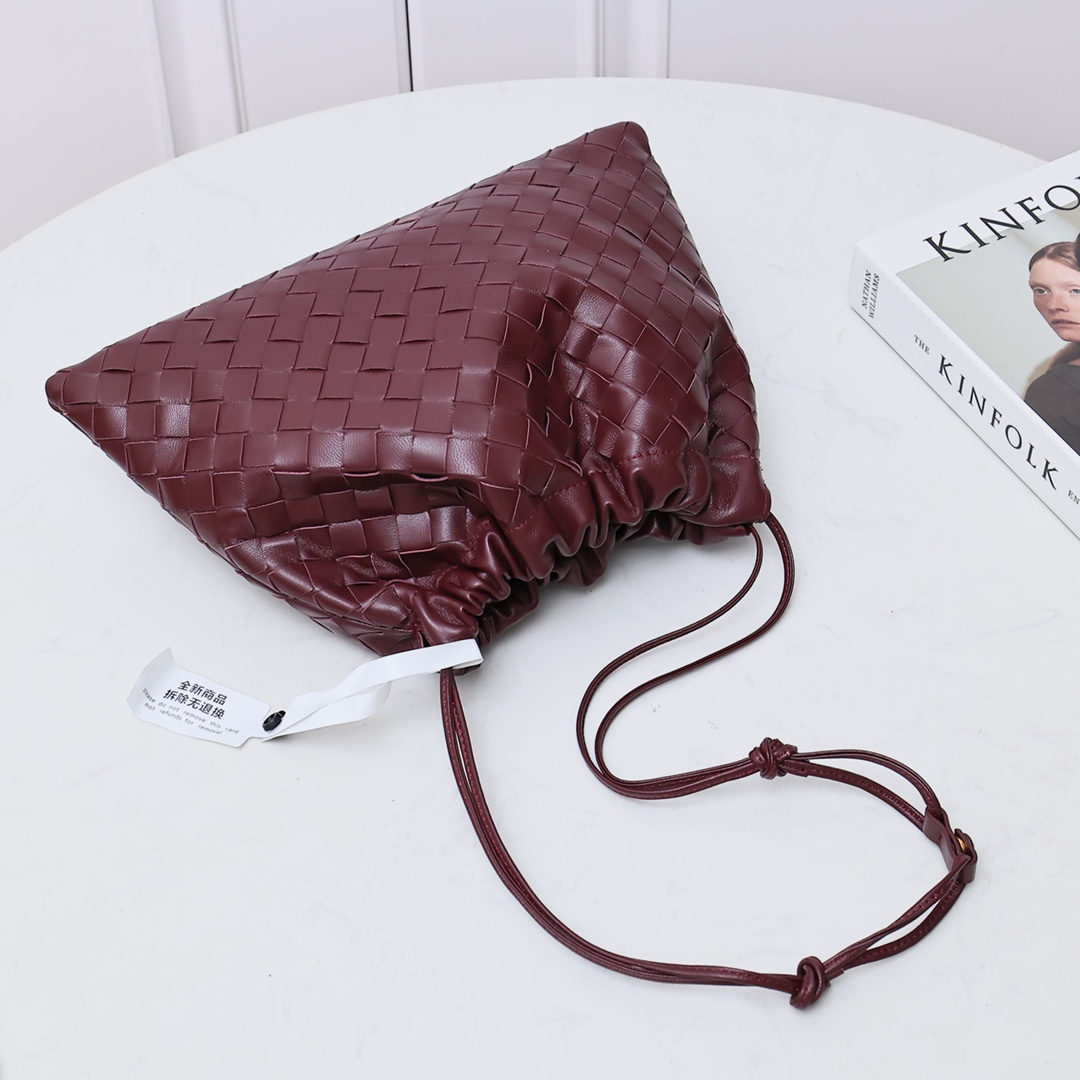 Bottega Veneta Style Red Nylon Shoulder Bag style reference detail image 2 from source 771777