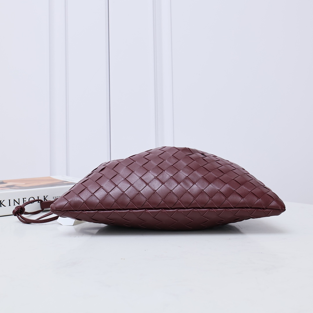 Bottega Veneta Style Red Nylon Shoulder Bag style reference detail image 3 from source 771777