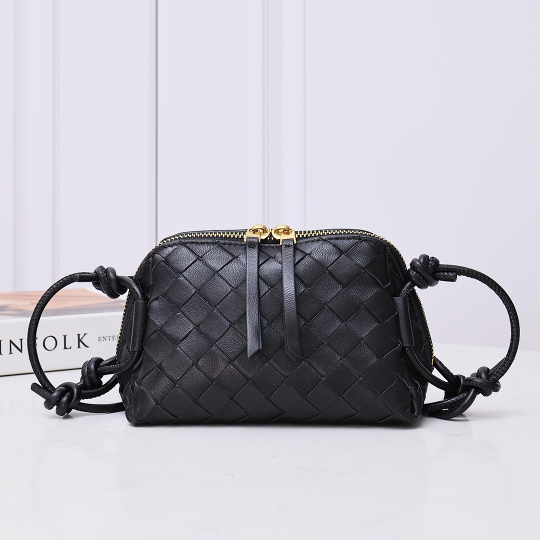 Bottega Veneta Style Black Crossbody Bag style reference detail image 1 from source 771786
