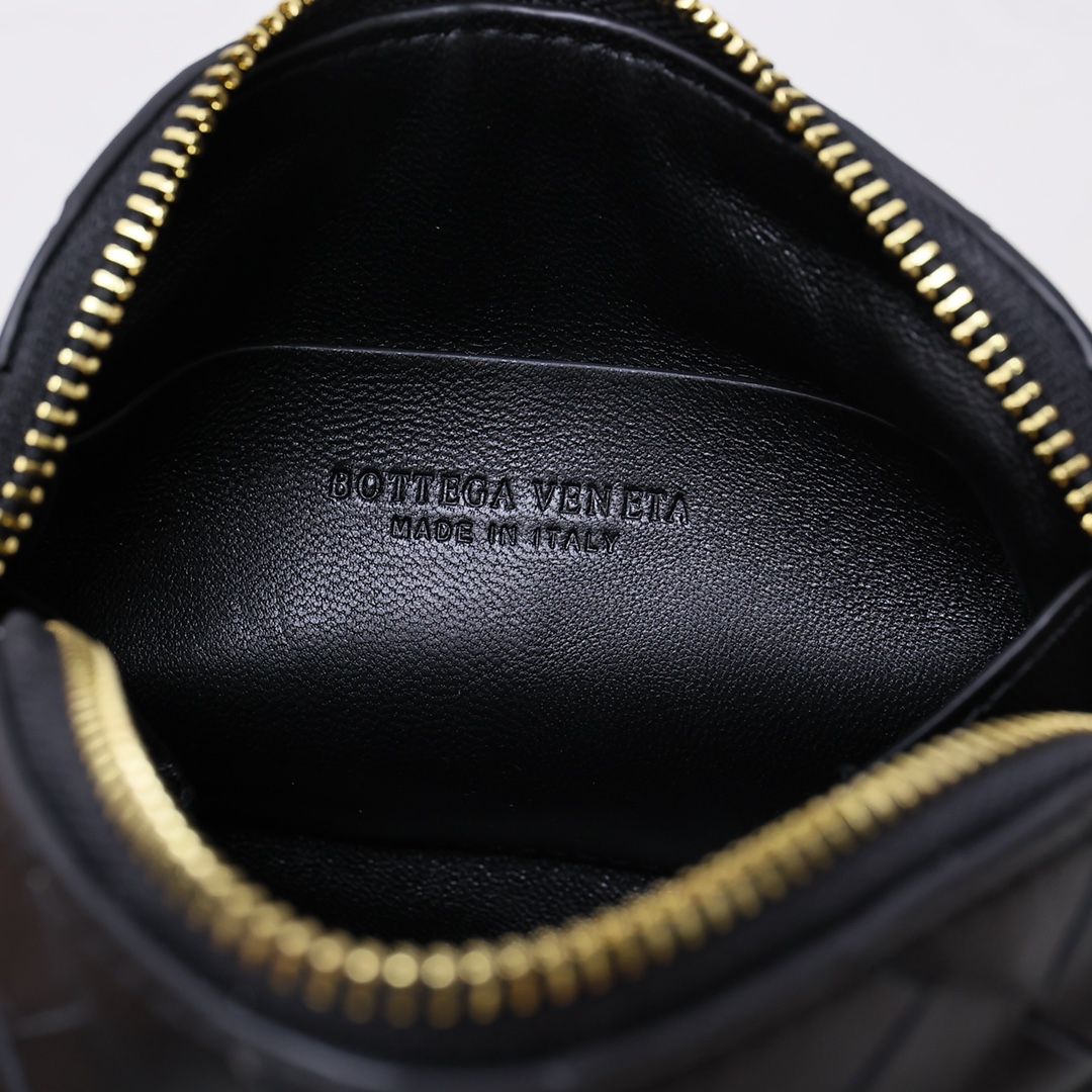 Bottega Veneta Style Black Crossbody Bag style reference detail image 6 from source 771786