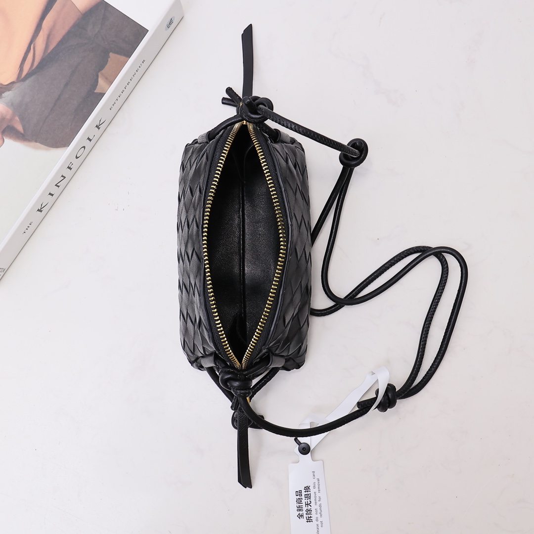 Bottega Veneta Style Black Crossbody Bag style reference detail image 5 from source 771786