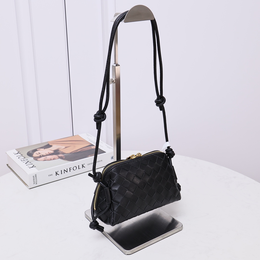 Bottega Veneta Style Black Crossbody Bag style reference detail image 4 from source 771786