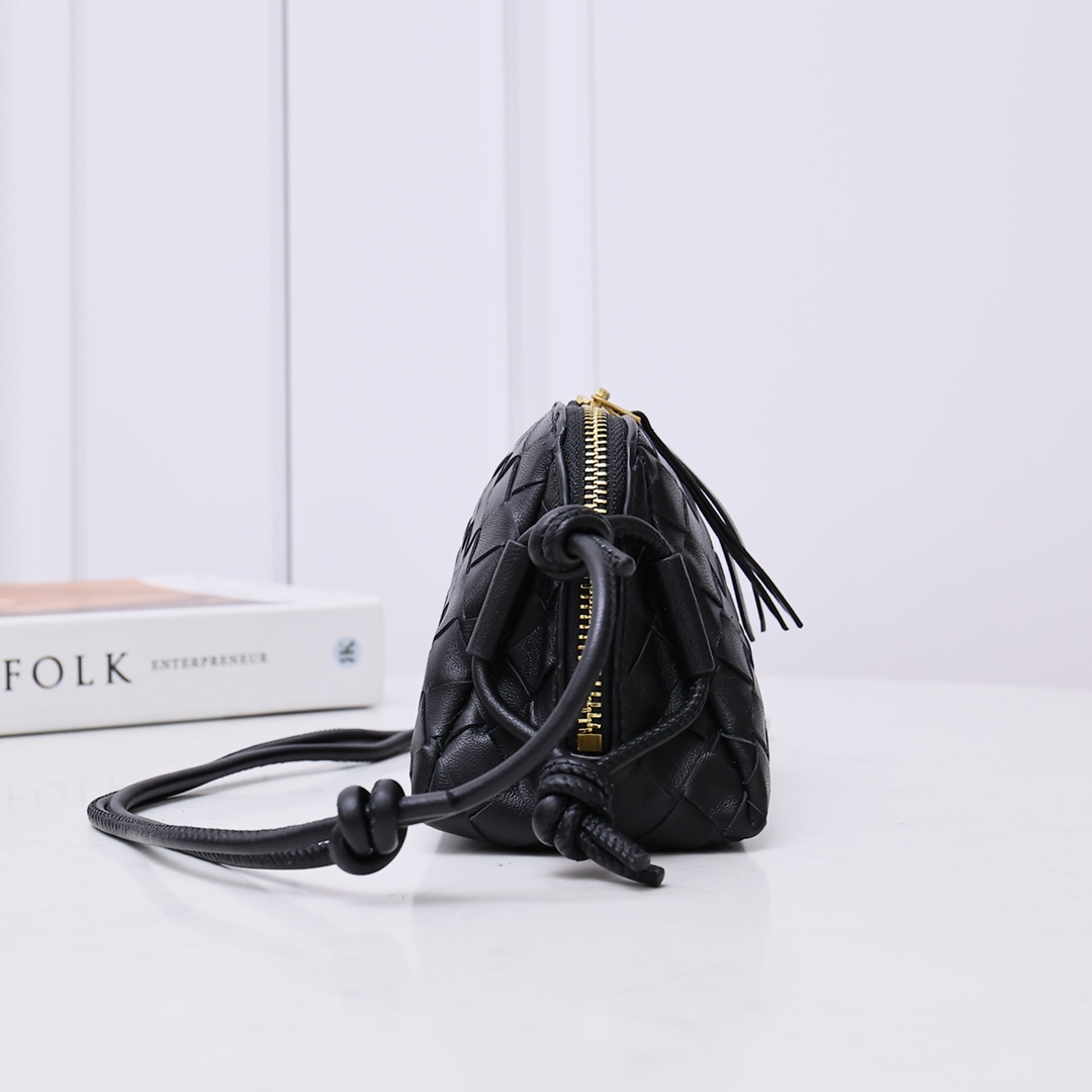 Bottega Veneta Style Black Crossbody Bag style reference detail image 2 from source 771786