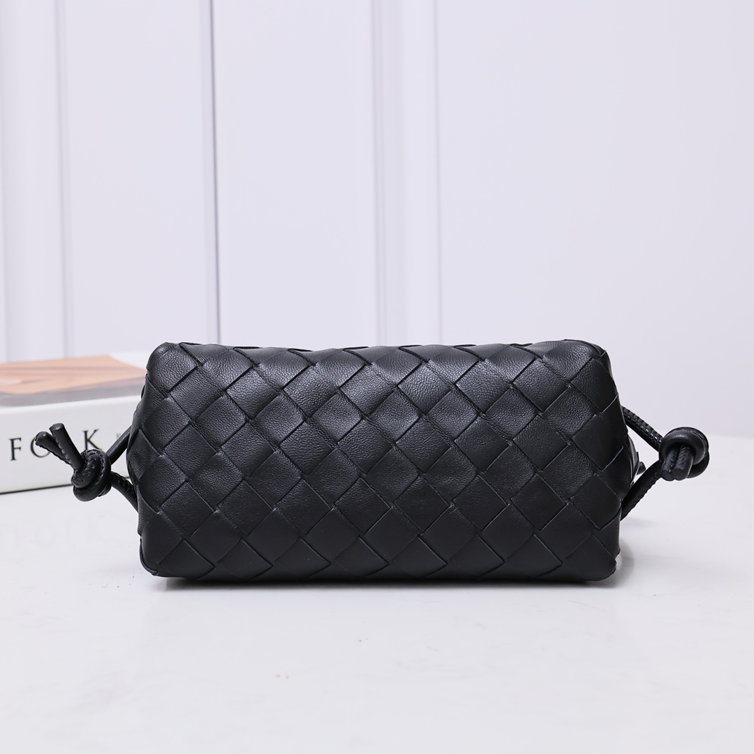 Bottega Veneta Style Black Crossbody Bag style reference detail image 3 from source 771786