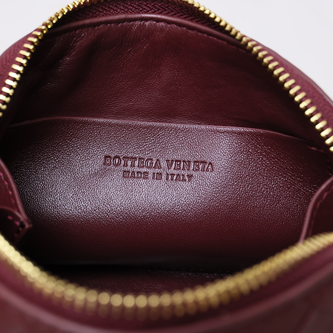 Bottega Veneta Style Red Crossbody Bag style reference detail image 5 from source 771785
