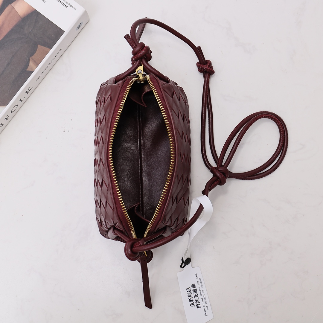 Bottega Veneta Style Red Crossbody Bag style reference detail image 4 from source 771785