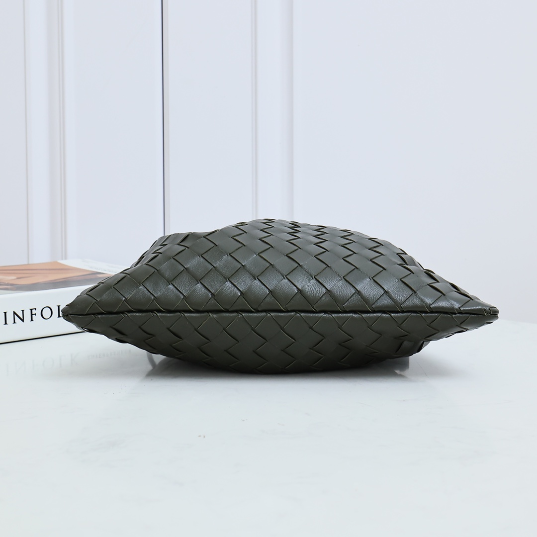 Bottega Veneta Style Pink Nylon Shoulder Bag style reference detail image 3 from source 771775