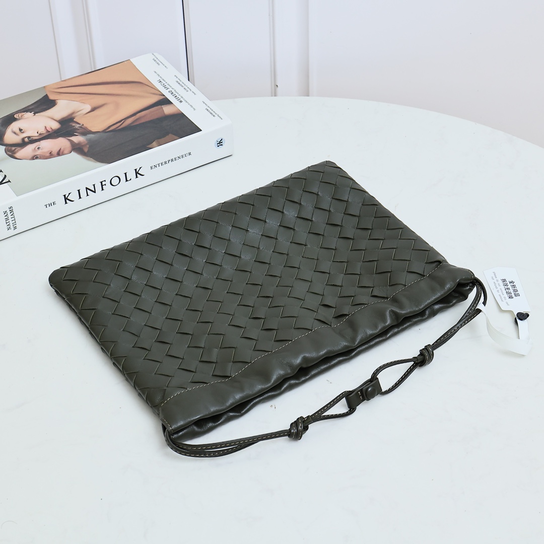 Bottega Veneta Style Pink Nylon Shoulder Bag style reference detail image 4 from source 771775