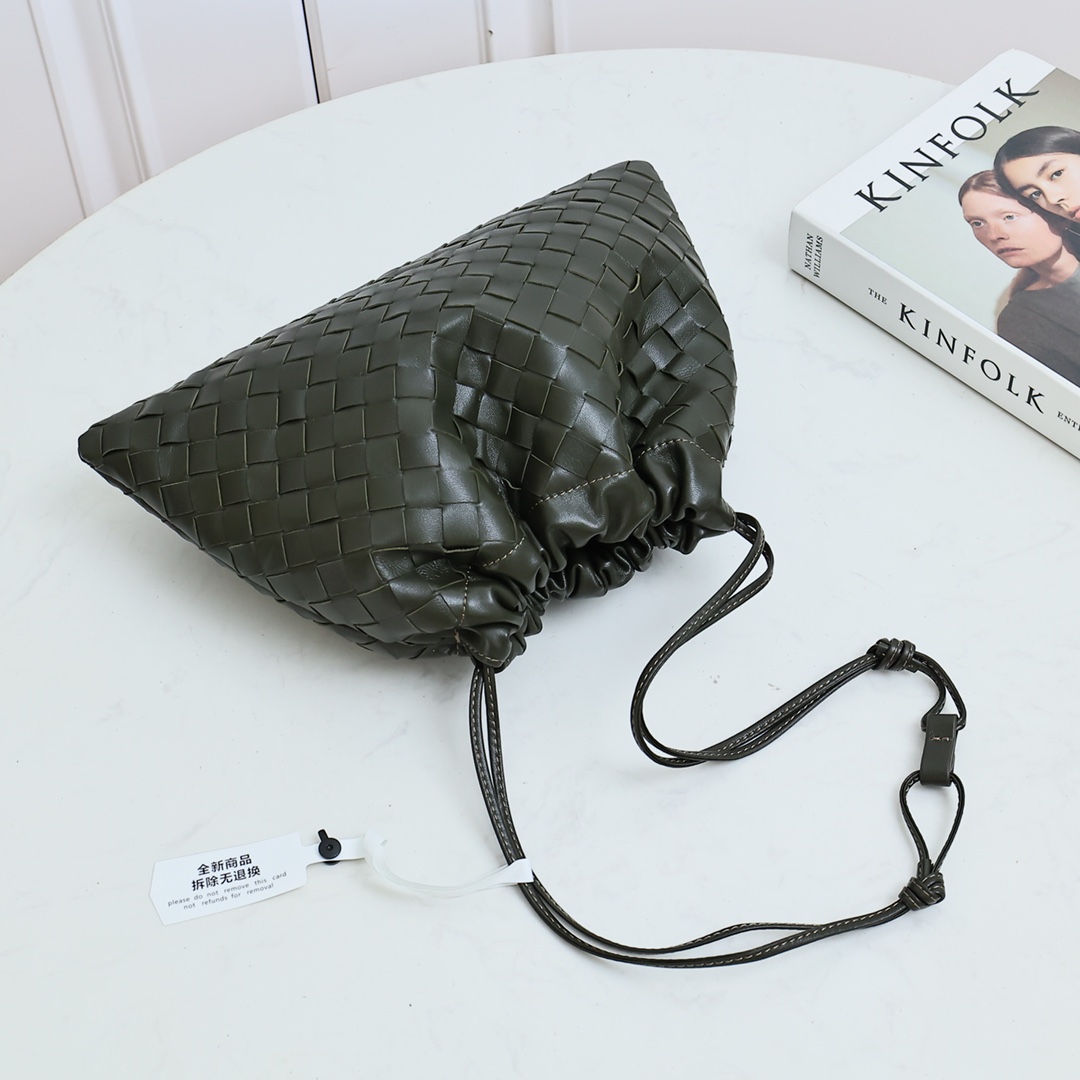 Bottega Veneta Style Pink Nylon Shoulder Bag style reference detail image 2 from source 771775