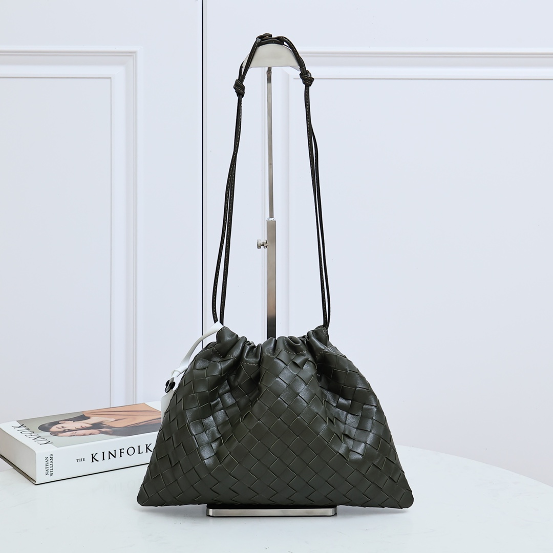 Bottega Veneta Style Pink Nylon Shoulder Bag style reference detail image 1 from source 771775