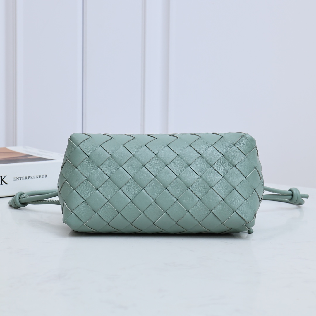 Bottega Veneta Style Green Crossbody Bag style reference detail image 4 from source 771789