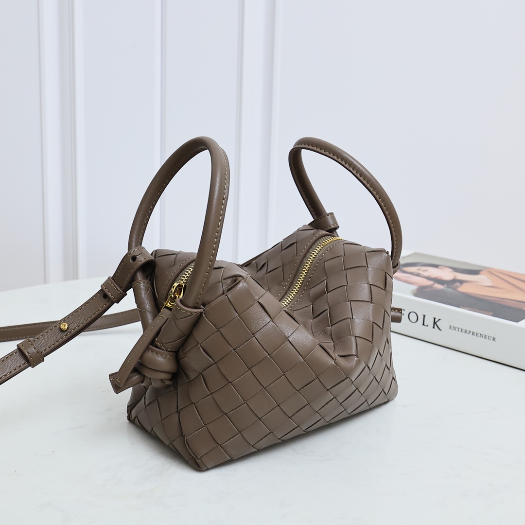 Bottega Veneta Style Brown Camera Bag style reference detail image 4 from source 771812