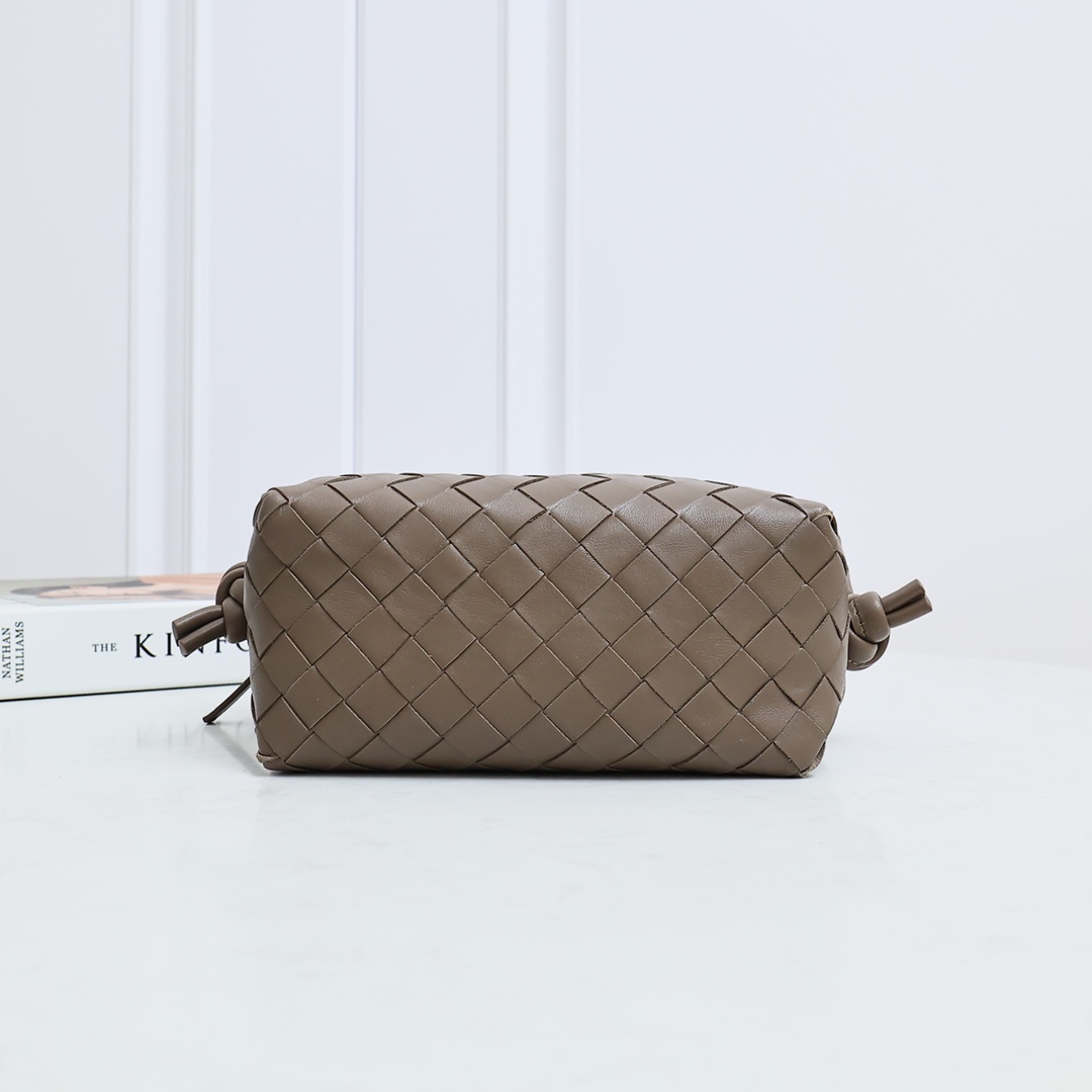 Bottega Veneta Style Brown Camera Bag style reference detail image 2 from source 771812
