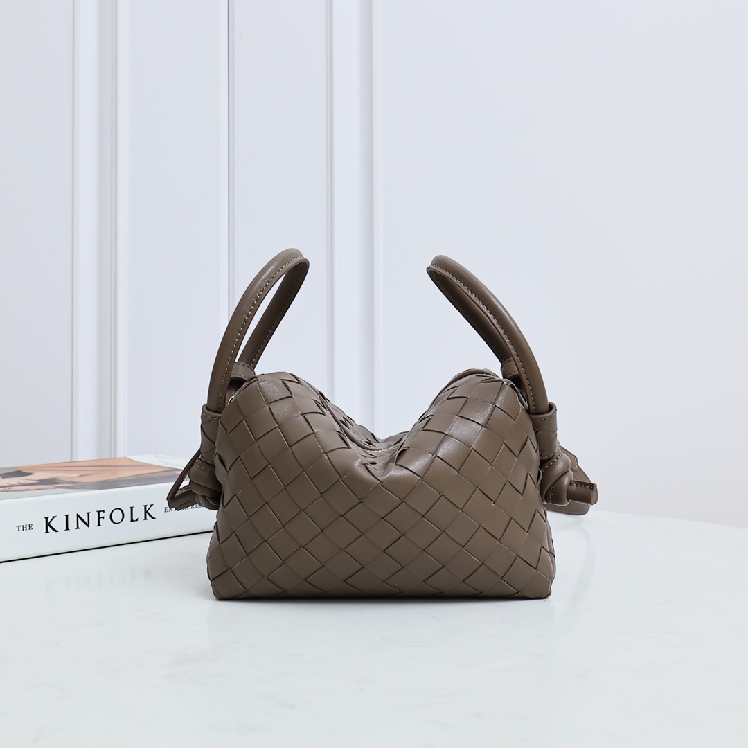 Bottega Veneta Style Brown Camera Bag style reference detail image 5 from source 771812