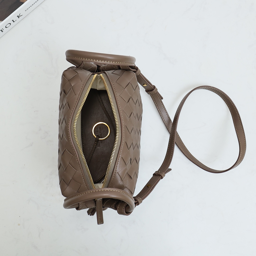 Bottega Veneta Style Brown Camera Bag style reference detail image 6 from source 771812